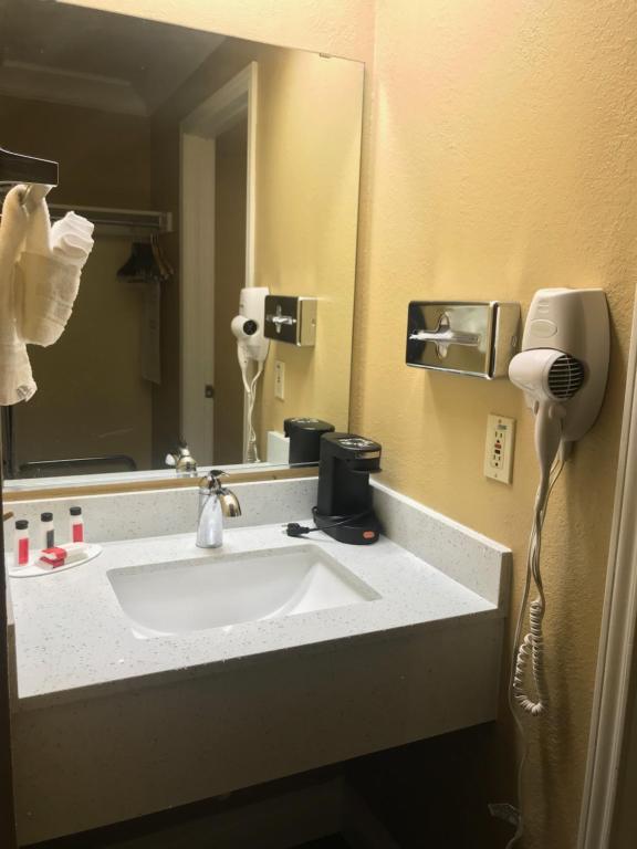 Days Inn by Wyndham San Antonio Airport photo
