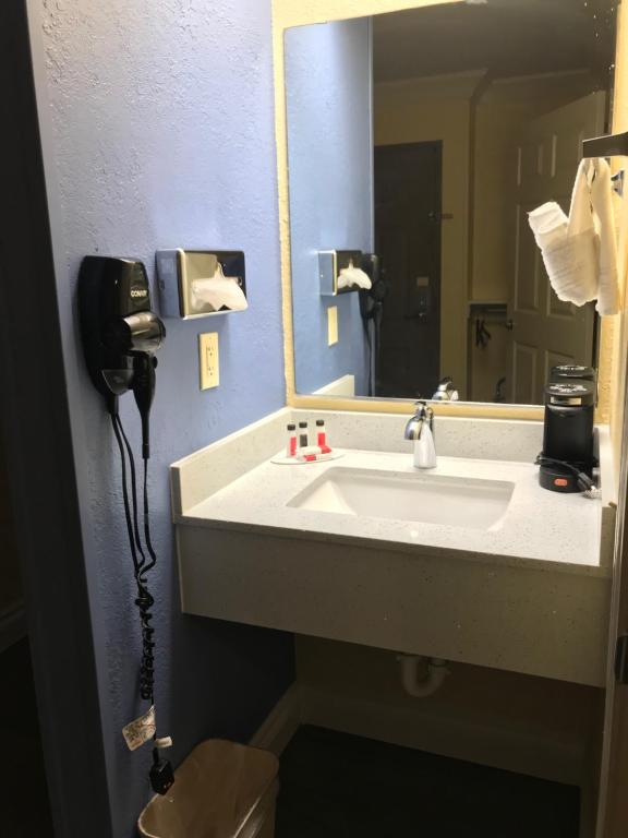 Days Inn by Wyndham San Antonio Airport photo