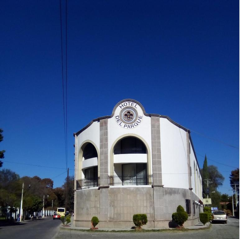 un bâtiment avec une horloge à l'avant dans l'établissement Hotel Del Parque, à Tequisquiapan