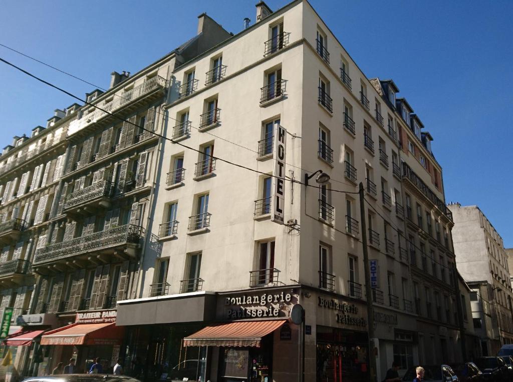 un grand bâtiment blanc dans une rue de la ville dans l'établissement Bertha, à Paris