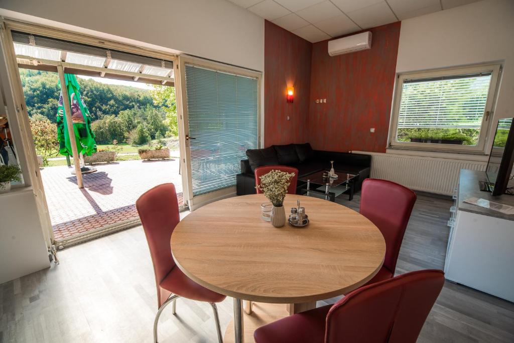 Kuchyň nebo kuchyňský kout v ubytování Apartment Lucija-Terme Šmarješke Toplice