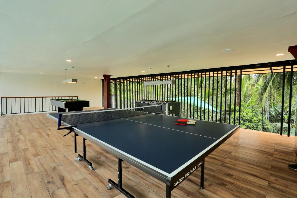 Stolní tenis v ubytování Le Villagio Resort & Domes nebo okolí