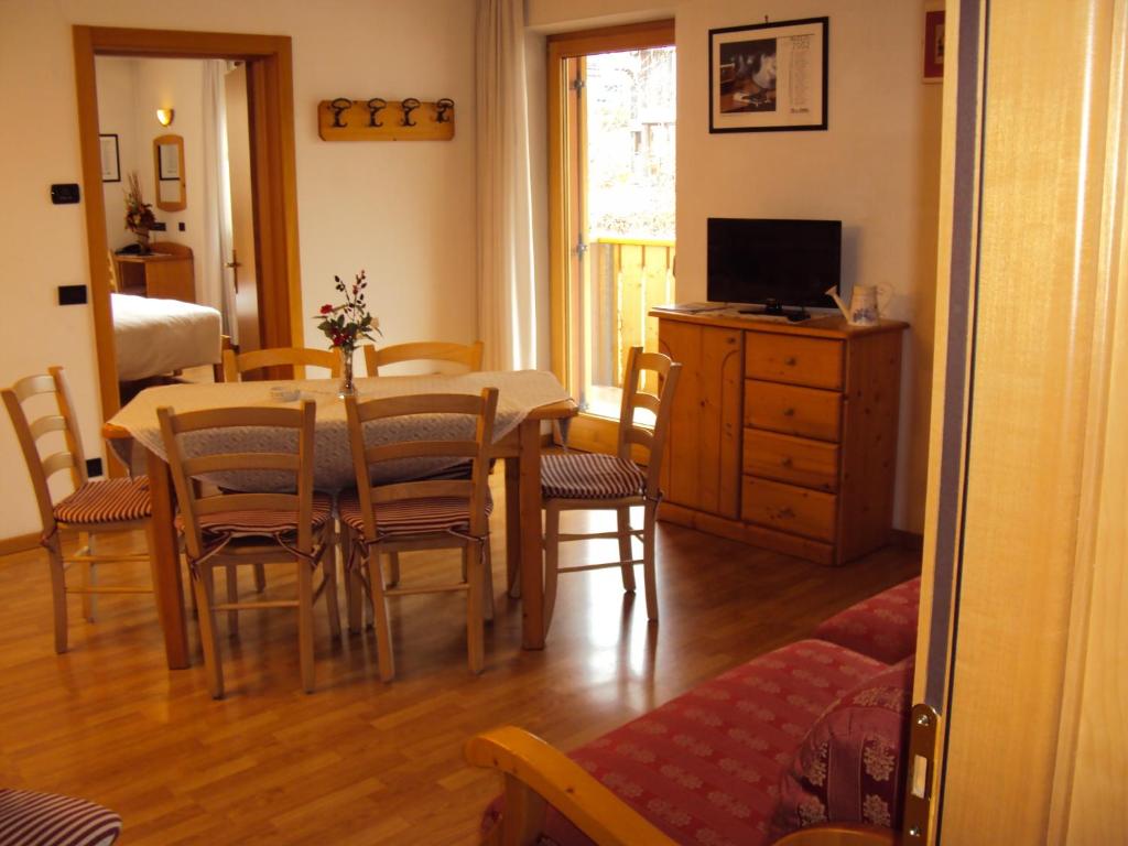 TV a/nebo společenská místnost v ubytování HOTEL La Locanda