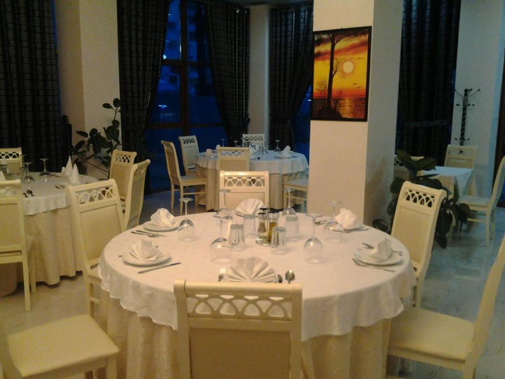 Restaurace v ubytování Hotel 3 Vellezerit
