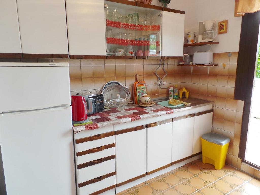 Kuchyňa alebo kuchynka v ubytovaní Apartment Jablanac 1