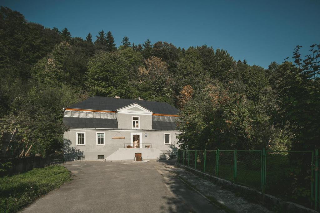 een groot wit huis midden op een weg bij Apartamenty W Starym Ogrodzie in Duszniki Zdrój