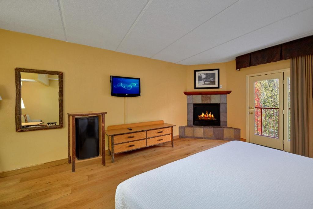Bearskin Lodge on the River - King Room Balcony City View