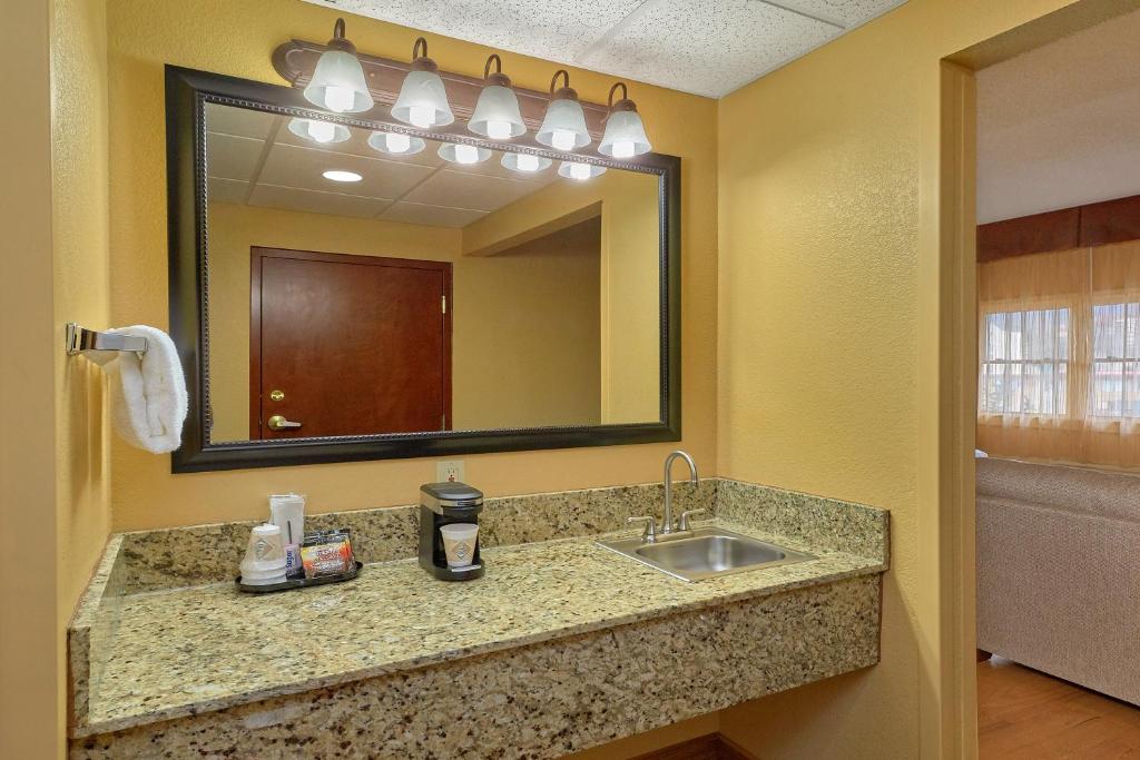 Bearskin Lodge on the River - Junior King Suite