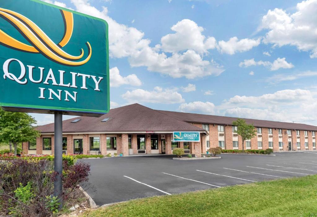 a view of a quality inn sign in front of a parking lot at Quality Inn Washington Court House in Jeffersonville
