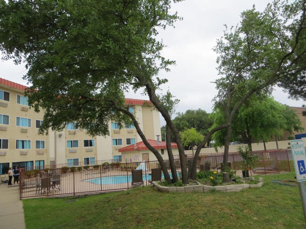 Super 8 by Wyndham Austin North/University Area photo