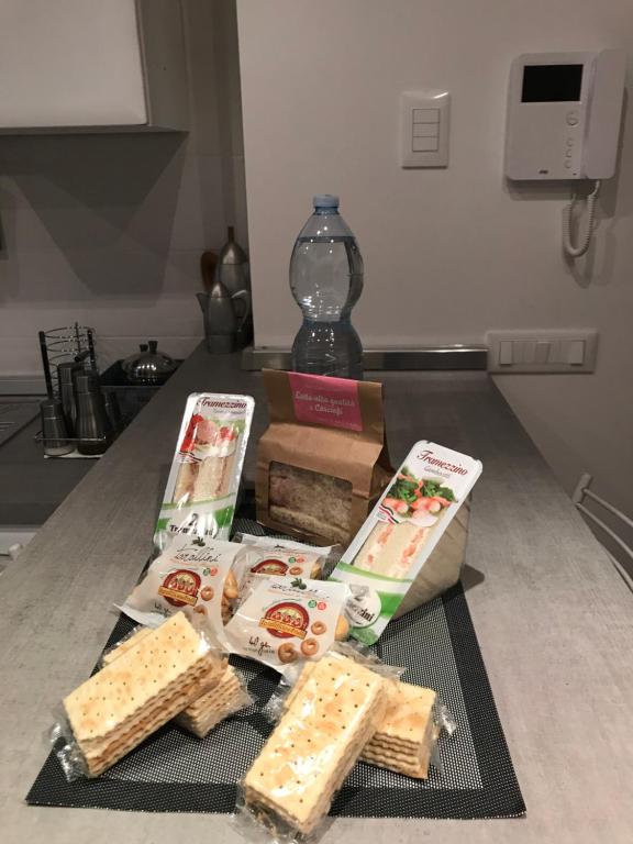 a group of crackers on a counter in a kitchen at Bari Lory’s Home in Bari