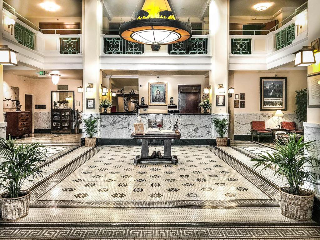 um lobby com uma mesa no meio em Historic Plains Hotel em Cheyenne