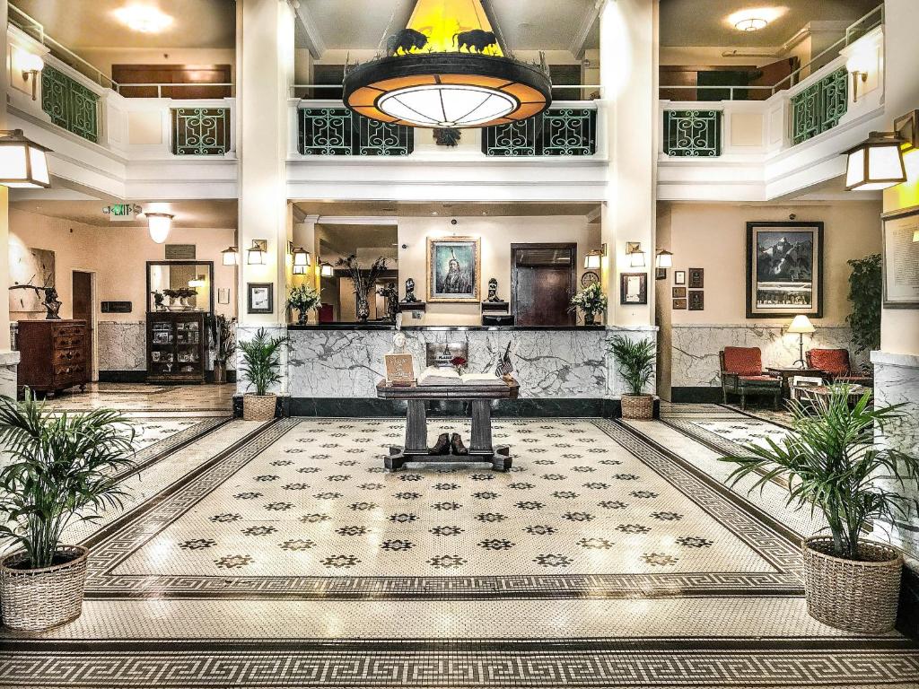 Historic Plains Hotel في شايان: لوبي مع طاولة في منتصفها