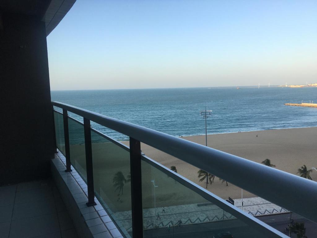 balcón con vistas a la playa y al océano en Terraço do Atlântico, en Fortaleza
