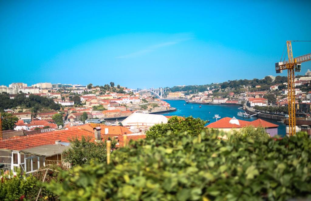uma vista para uma cidade com um rio e um porto em APOSENTUS - Your home with a remarkable view em Vila Nova de Gaia