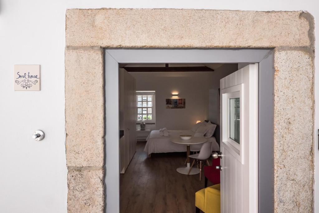 リスボンにあるSoul House - Exclusive Apartmentのテーブルとベッドルームの出入り口