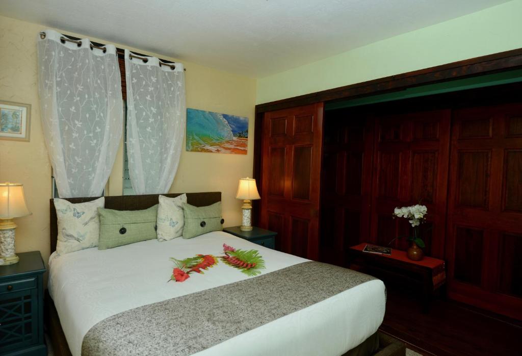 Postel nebo postele na pokoji v ubytování Kalani Hawaii Private Lodging