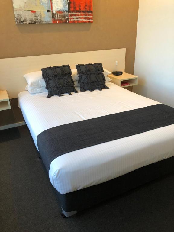 Postel nebo postele na pokoji v ubytování Adelaide Airport Motel