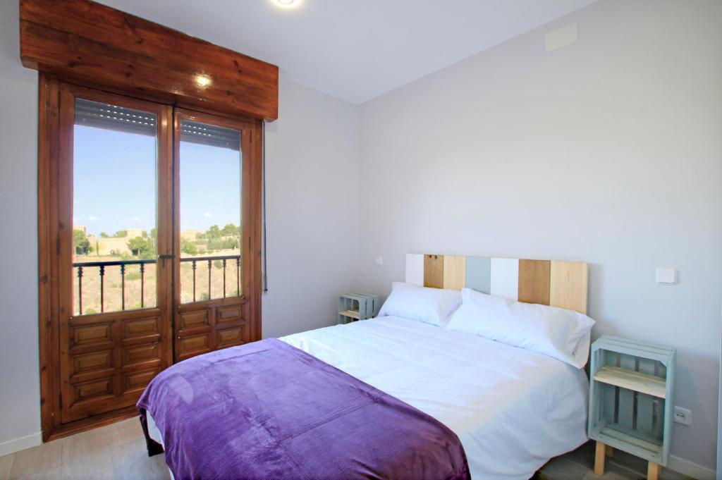 トレドにあるMirador de Cervantesのベッドルーム1室(ベッド1台、大きな窓付)