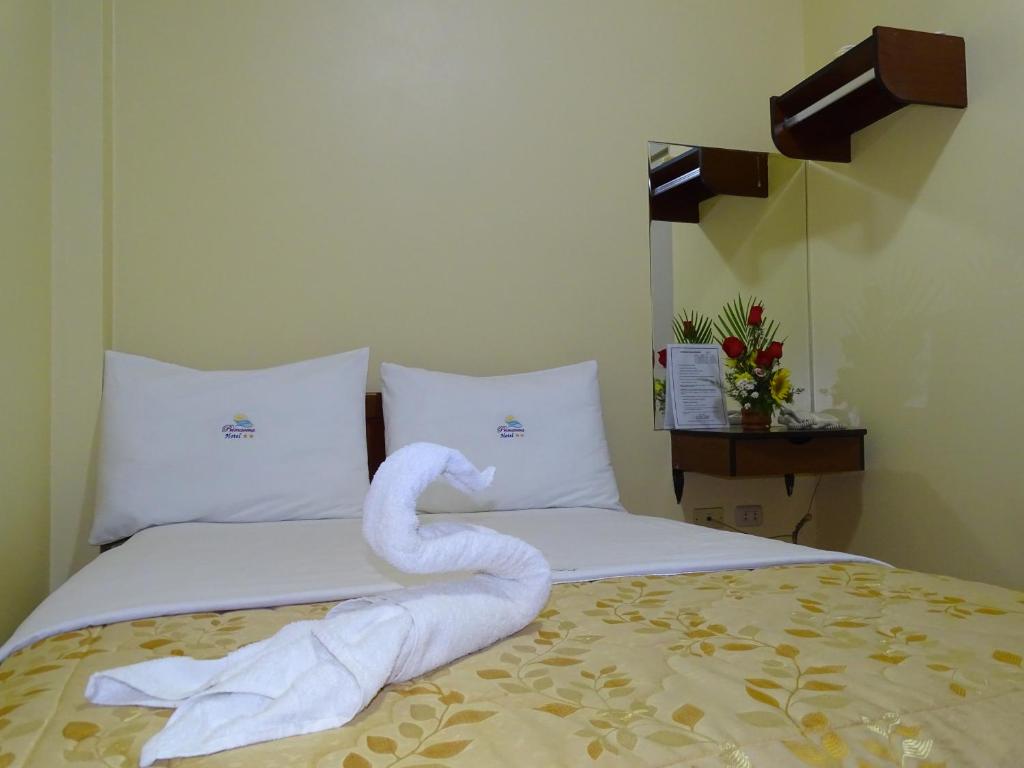 Un cisne hecho de toallas en una cama en Hotel Primavera en Chiclayo