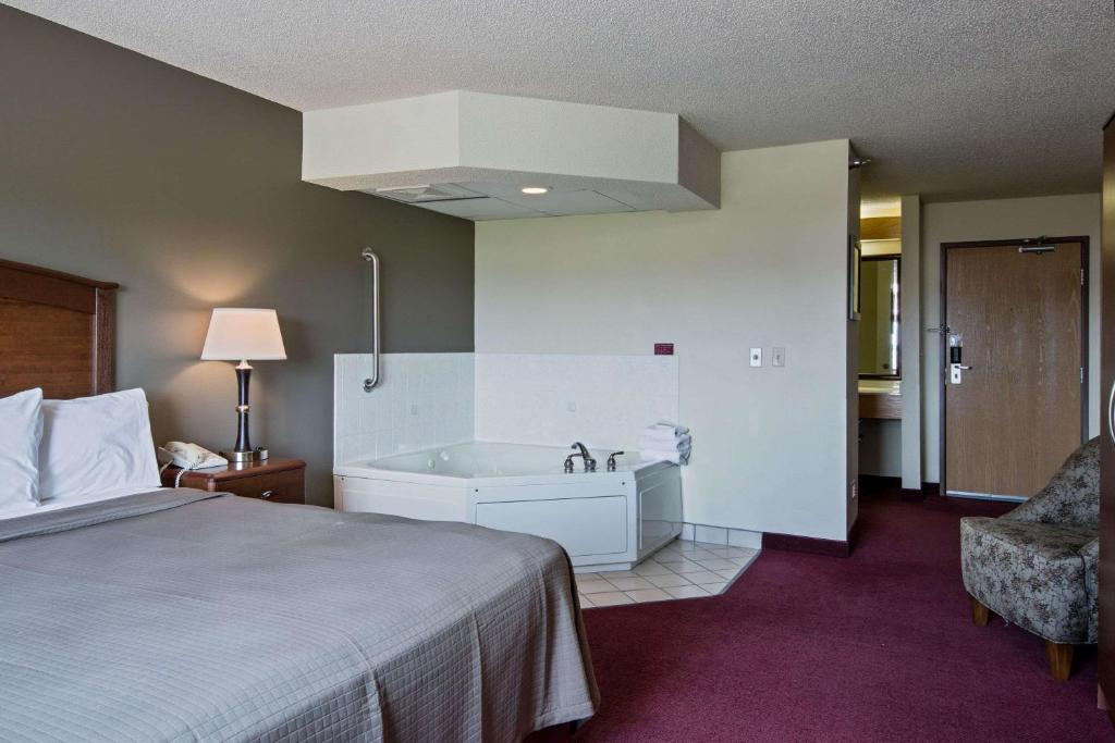 Postel nebo postele na pokoji v ubytování AmericInn by Wyndham Iowa Falls