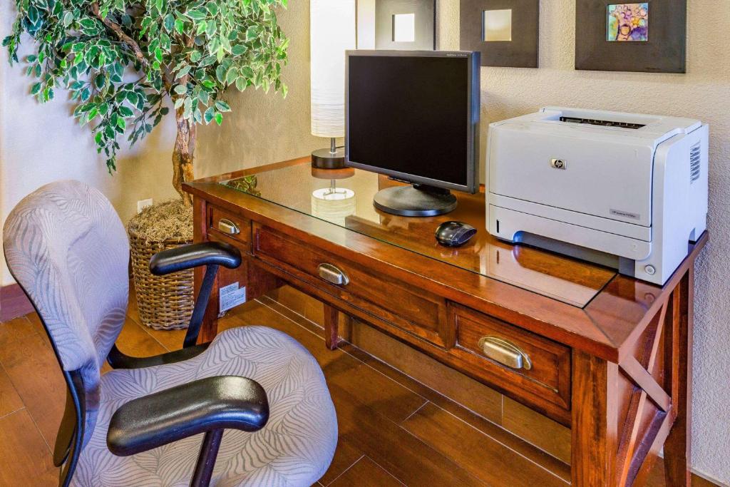 德梅因的住宿－得梅因機場阿美瑞辛套房酒店酒店，一张桌子,上面有一台电脑和打印机