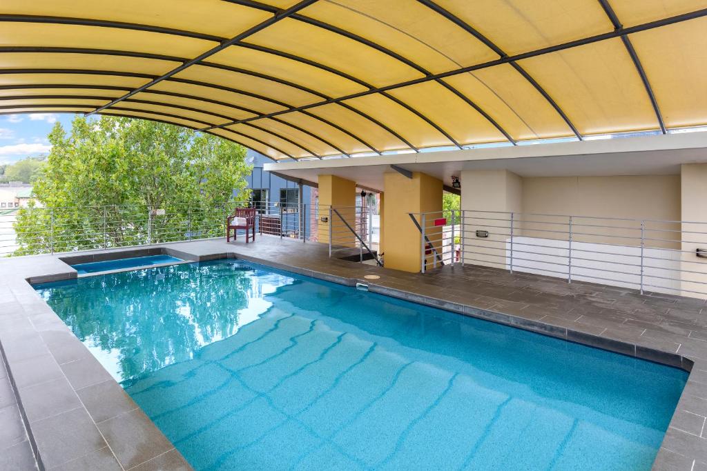 Nesuto Chippendale - Resim 4