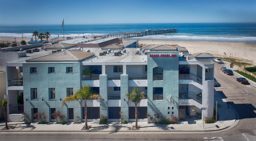 eine Luftansicht auf ein Gebäude und den Strand in der Unterkunft Beach House Inn & Suites in Pismo Beach