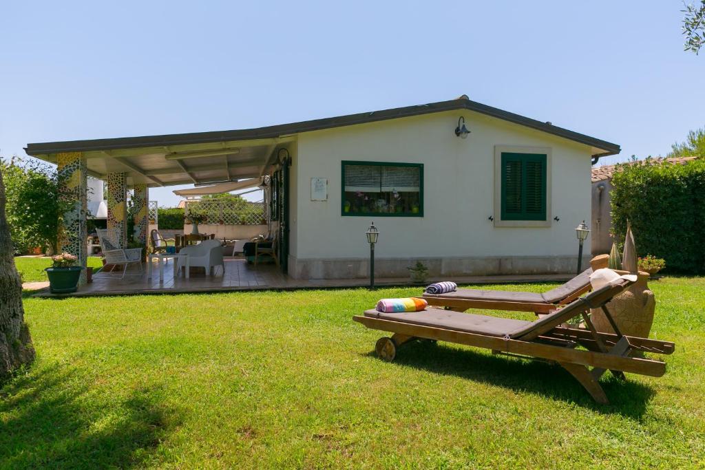 una persona tendida en una mesa de picnic en un patio en Villa Penelope, en Granelli