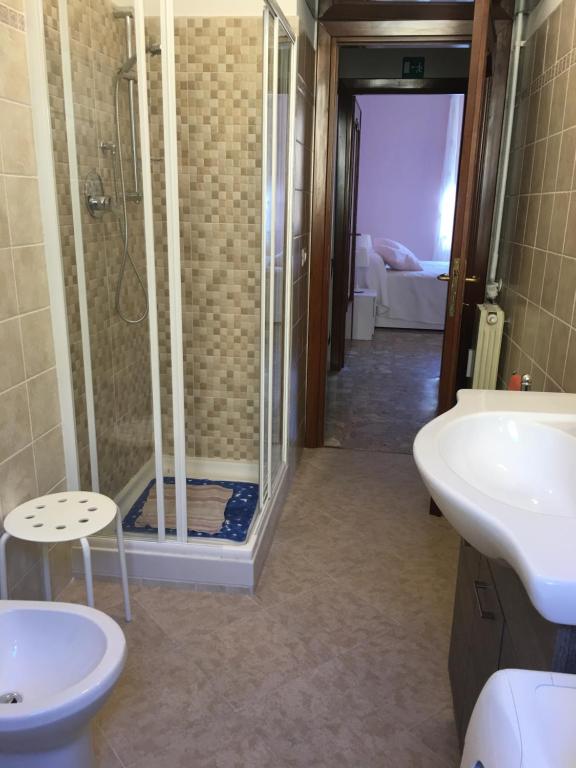 łazienka z prysznicem, toaletą i umywalką w obiekcie Appartamento - Casa vacanza Nonna Grazia w Rzymie
