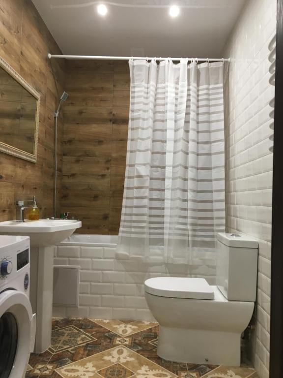 a bathroom with a toilet and a sink and a shower at Апартаменты в 3км аэропорта Киев in Vyshneve