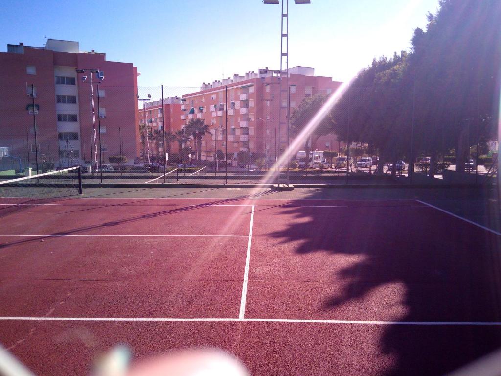 Tenis alebo squash v ubytovaní PLAYA LA CALA in front of the beach Free parking alebo jeho okolí
