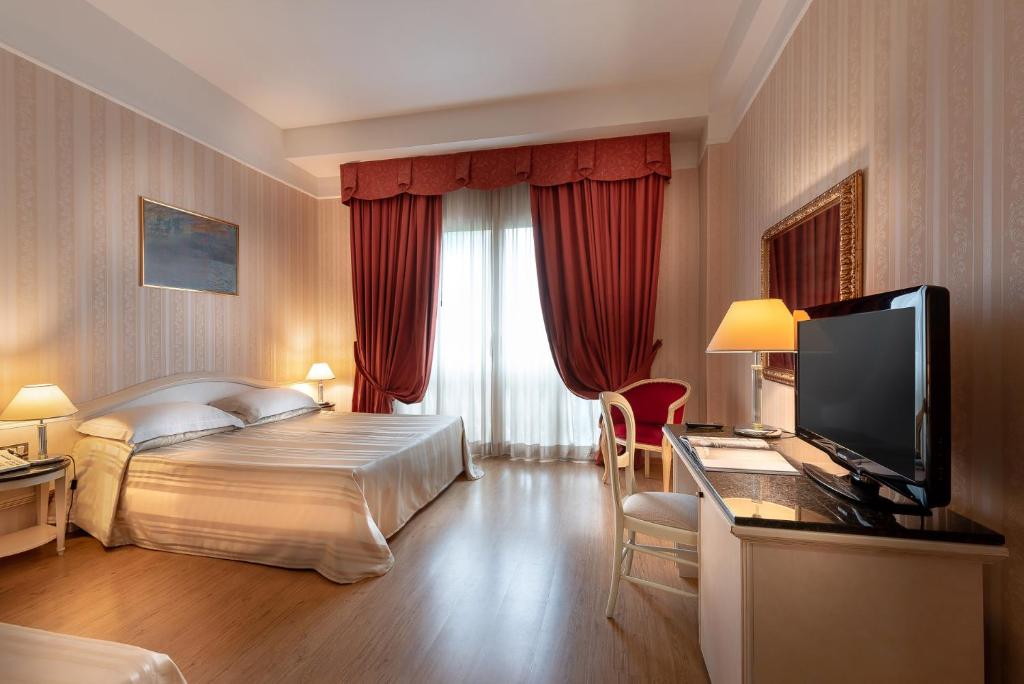 Postel nebo postele na pokoji v ubytování Hotel President