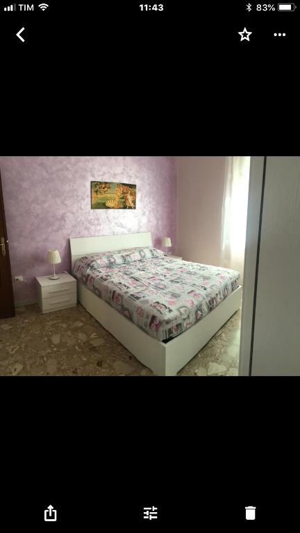 sypialnia z łóżkiem i fioletową ścianą w obiekcie Appartamento - Casa vacanza Nonna Grazia w Rzymie