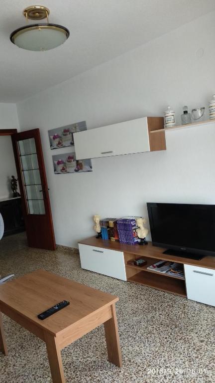 un soggiorno con TV e tavolino da caffè di Lecoron ad Águilas