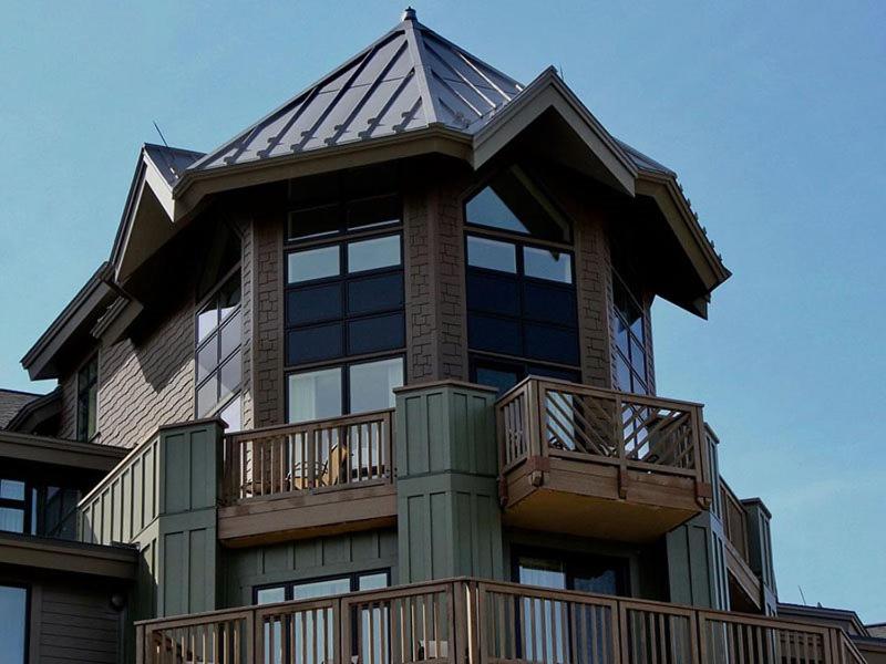 Casa grande con techo de gambas y balcón en 1302 Lodge At Spruce Peak Ski In Ski Out Two Bedroom By Stowe Mountain Rentals, en Stowe