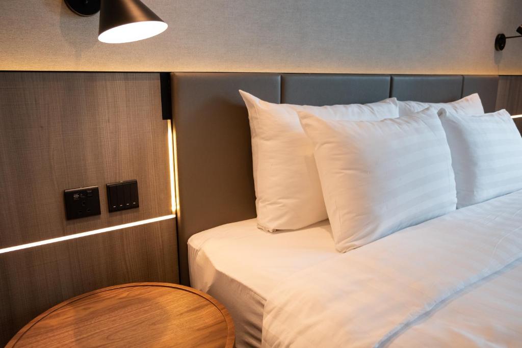 Postel nebo postele na pokoji v ubytování Nathan Hotel