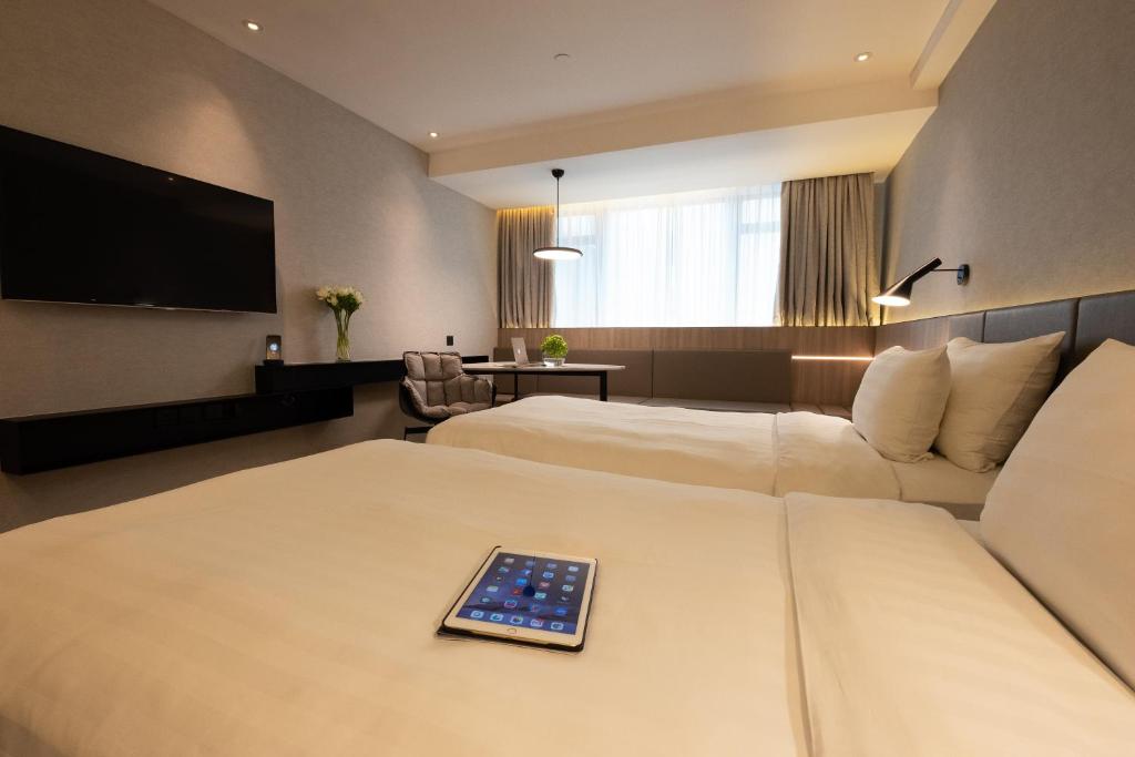 TV a/nebo společenská místnost v ubytování Nathan Hotel