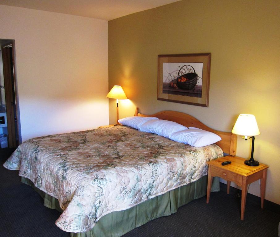 Postel nebo postele na pokoji v ubytování Fidalgo Country Inn