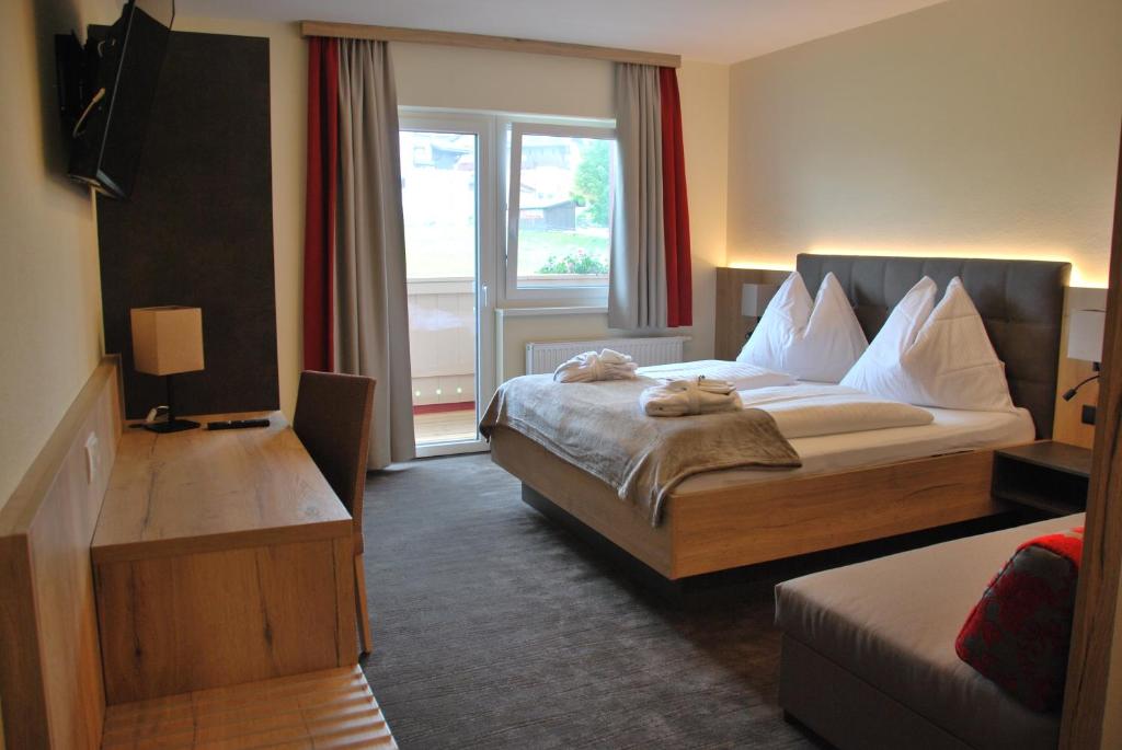 A bed or beds in a room at Hotel Pariente