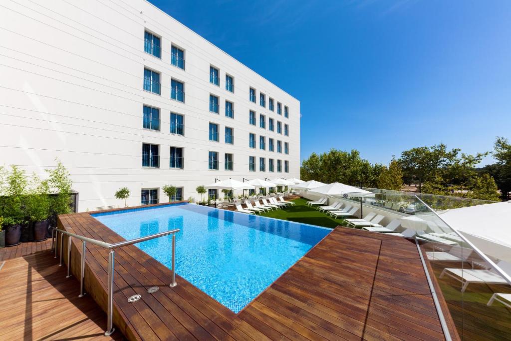 une piscine en face d'un bâtiment dans l'établissement Lux Fatima Park - Hotel, Suites & Residence, à Fátima