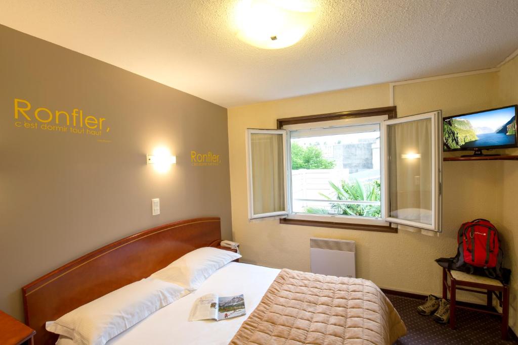 Postel nebo postele na pokoji v ubytování Cit'Hotel de la Marne