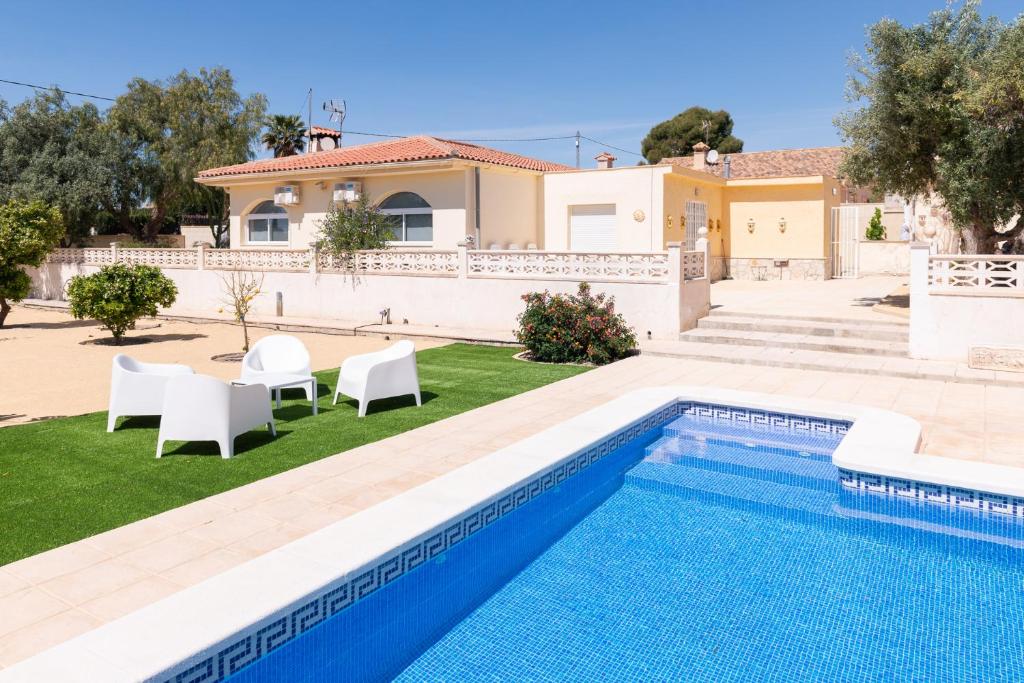 布索特的住宿－Villa Reyets 4 bed 3 bath Private Pool，一座带游泳池和房子的别墅