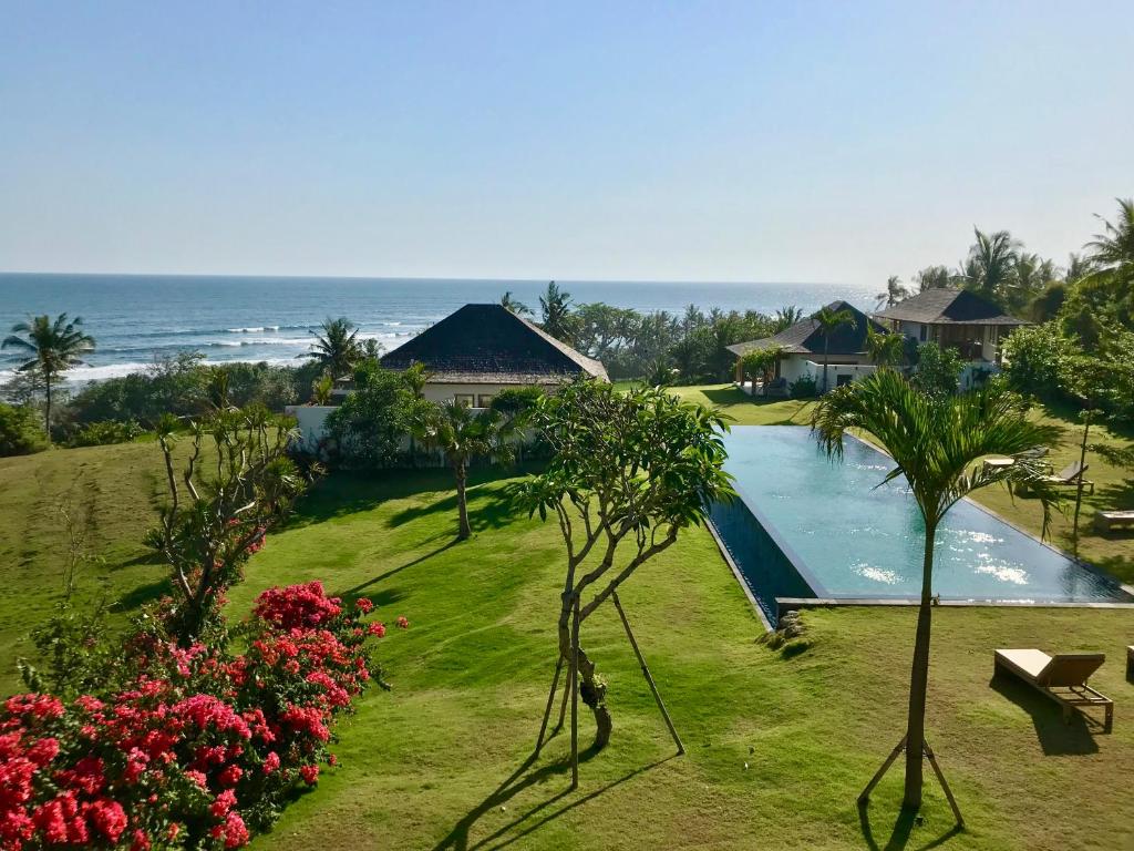 Selemadeg的住宿－Balian Prana，享有带游泳池的度假村的空中景致