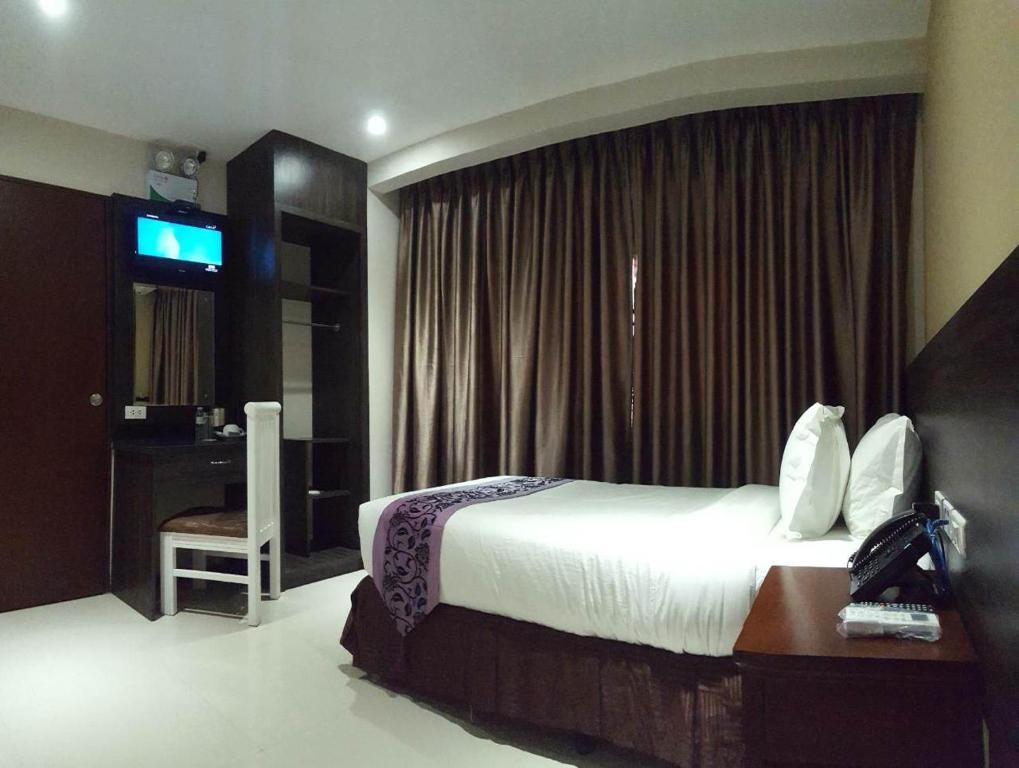 TV a/nebo společenská místnost v ubytování Panorama Summit Hotel