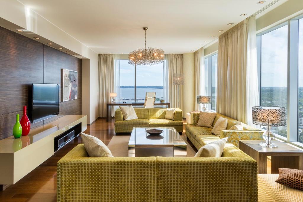 Televiisor ja/või meelelahutuskeskus majutusasutuses Swissotel Tallinn