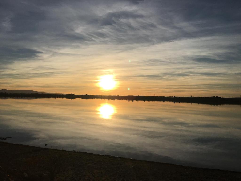 オンプスにあるCanalmidiの太陽の反射する湖上の夕日