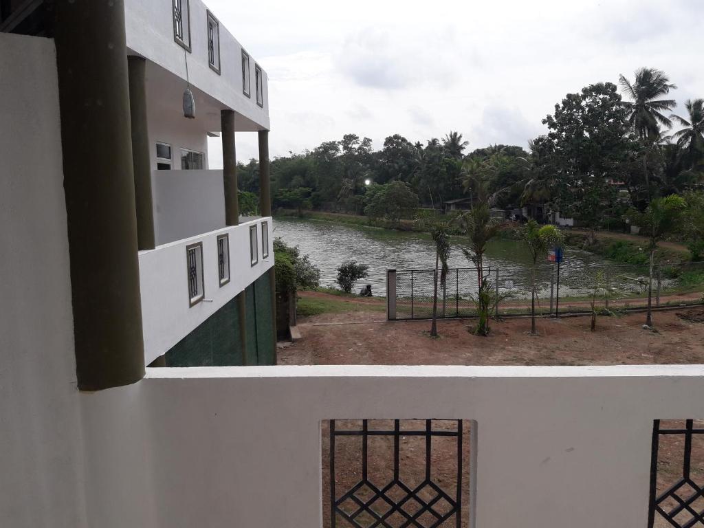 - une vue sur la rivière depuis un bâtiment dans l'établissement Kanora lake resort, à Maharagama