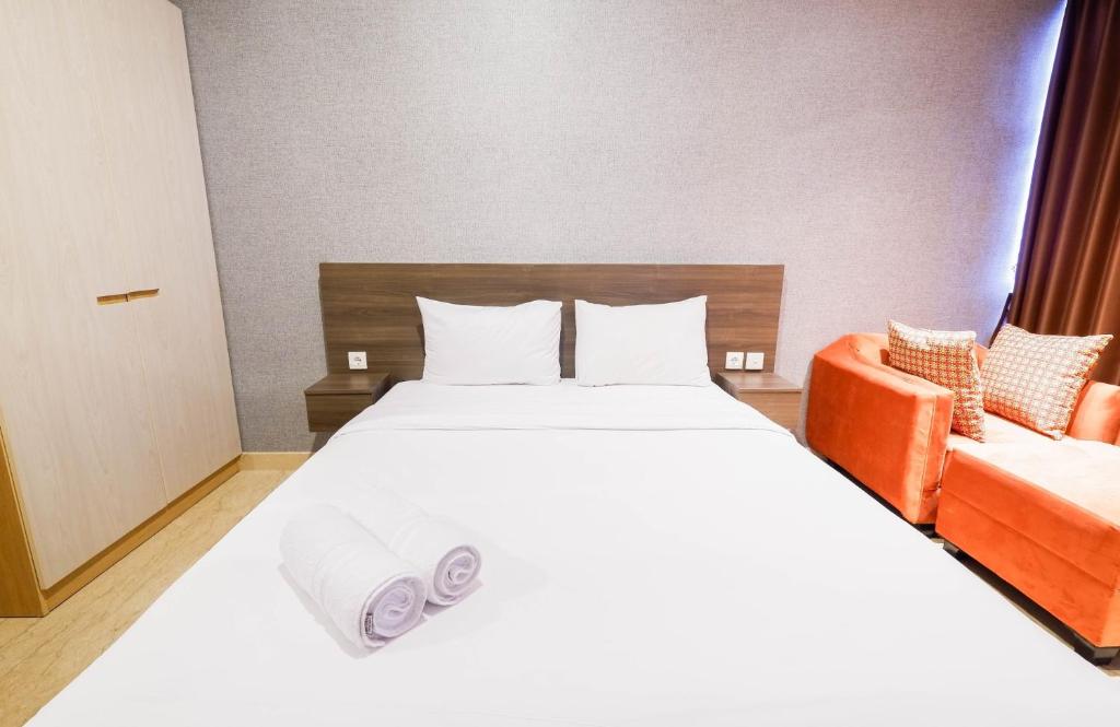 Luxurious Studio Room At Menteng Park Apartment by Travelio - Studio