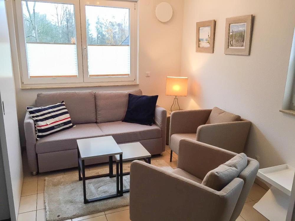 salon z kanapą i 2 krzesłami w obiekcie Ferienwohnung Lotsenwache w mieście Scharbeutz